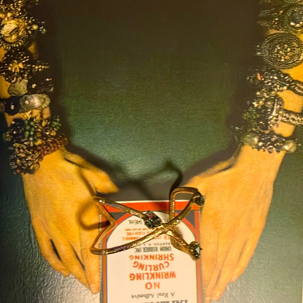 Gorgeous new, vintage gold bracelet in great condition. No brand available,